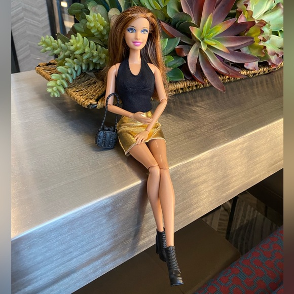 New Barbie Fashionistas - Teresa Doll - Picture 2 of 16